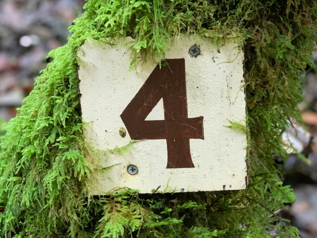 Die Zahl 4 auf einem Schild