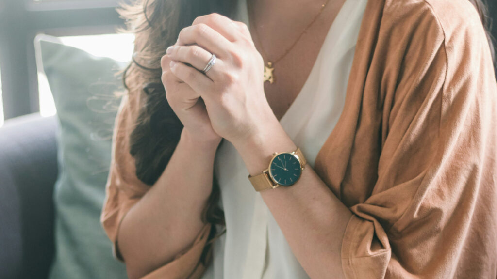 Eine junge Frau betet